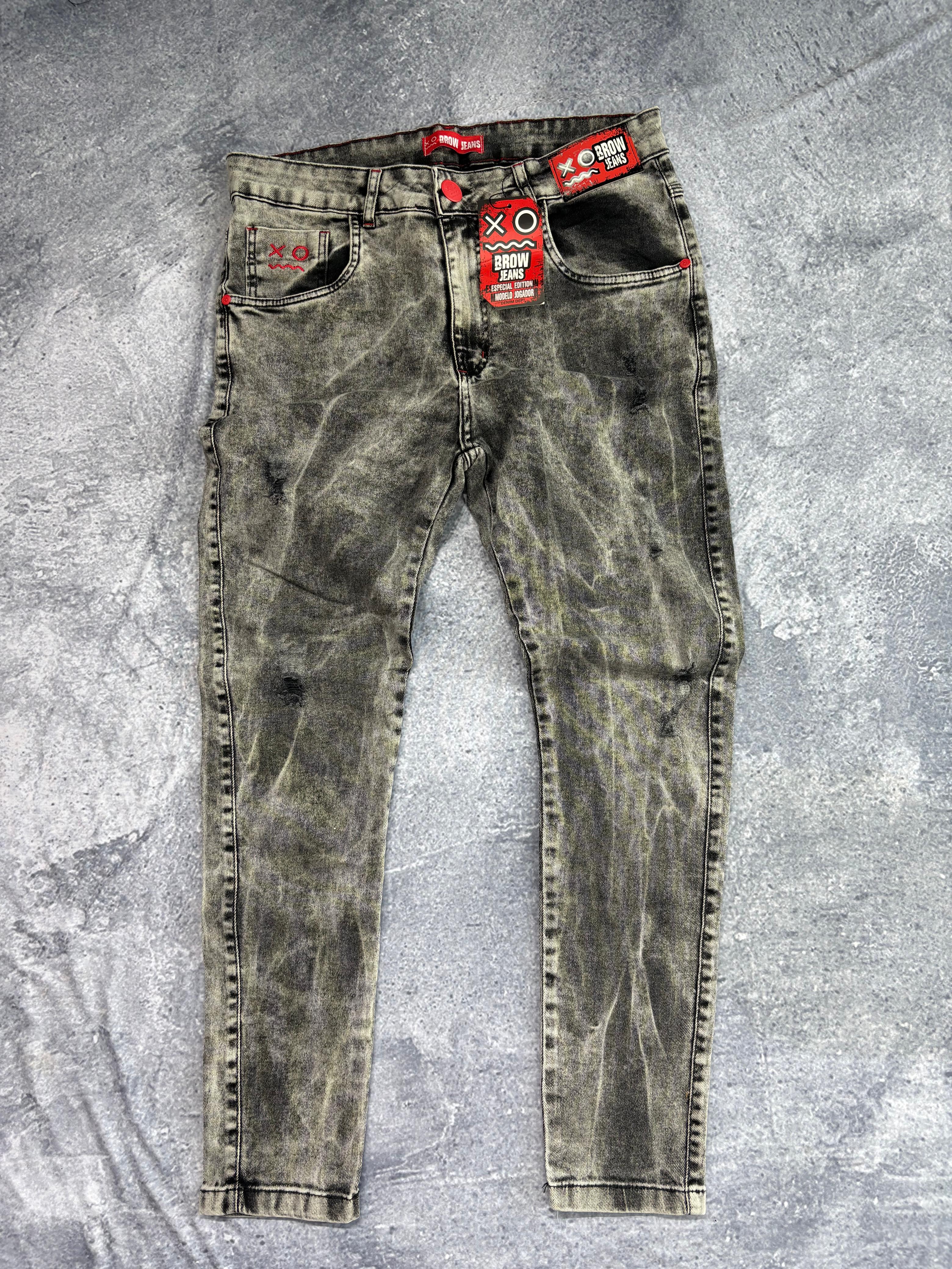 CALÇA JOGADOR BROW JEANS CINZA DETALHE VERMELHO