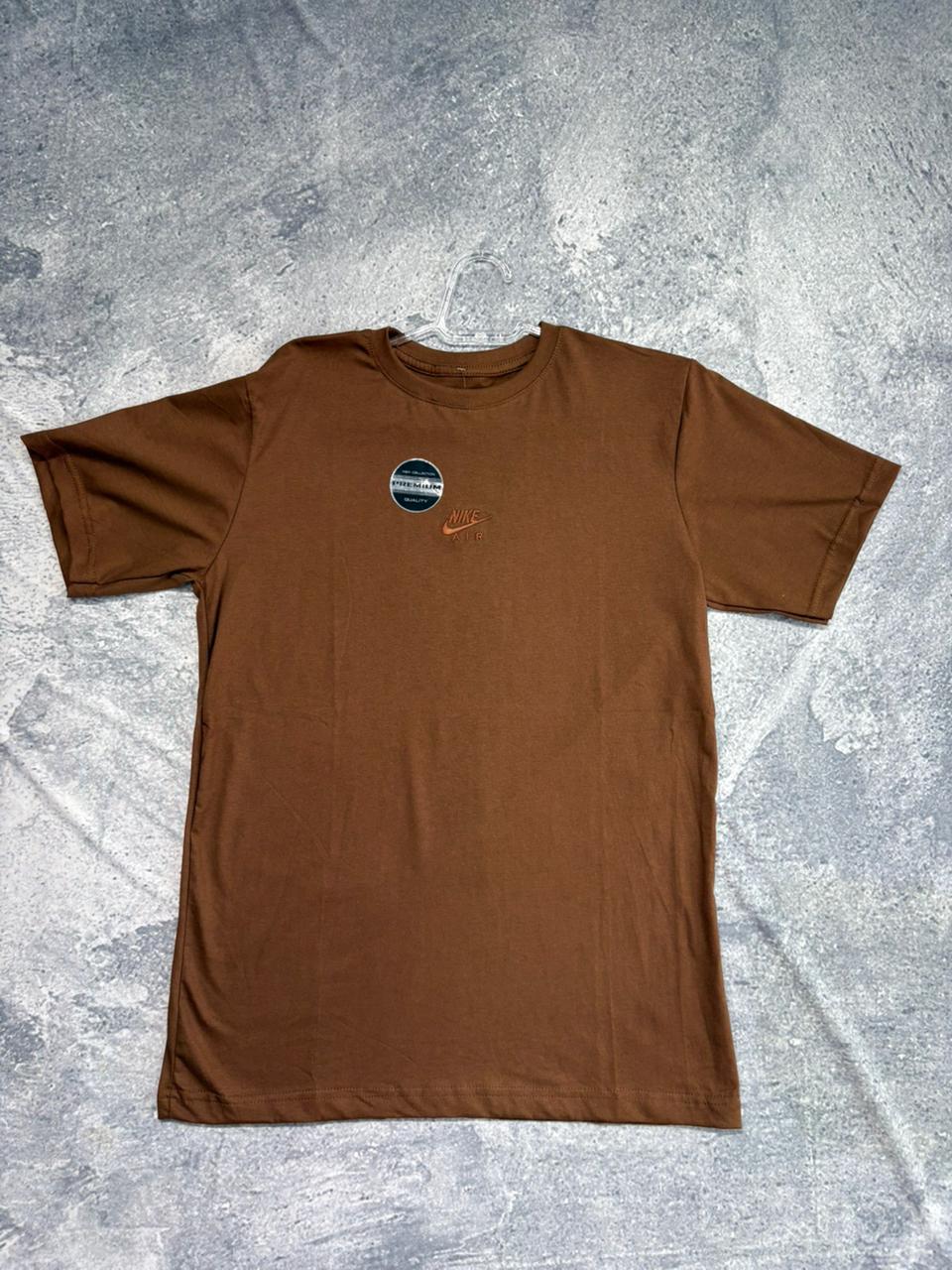 CAMISETA MALHA PREMIUM NIKE • 30.1 PENTEADA \& LAVADA MARROM BASICA