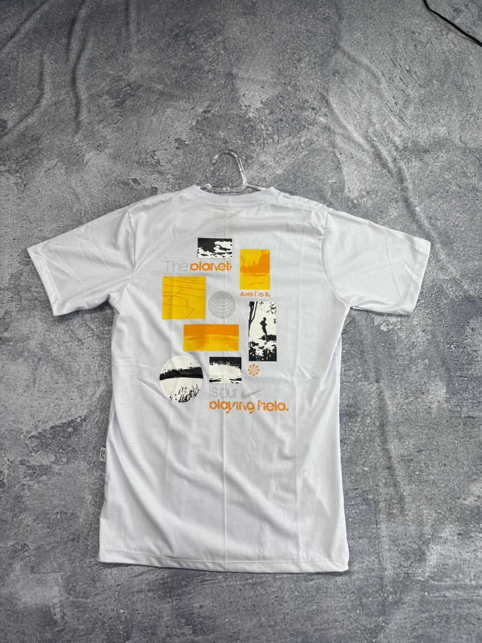 CAMISETA MALHA PREMIUM NIKE • 30.1 PENTEADA \& LAVADA BRANCa detalhe nas costas amarelo