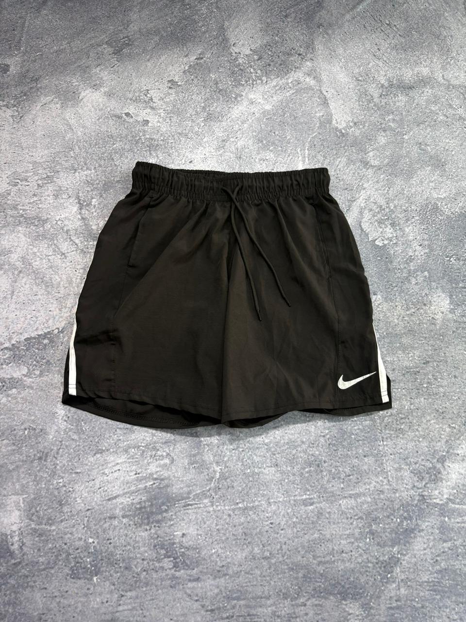 SHORT ELASTANO NIKE PREMIUM PRETO listra branca aos lados/atras