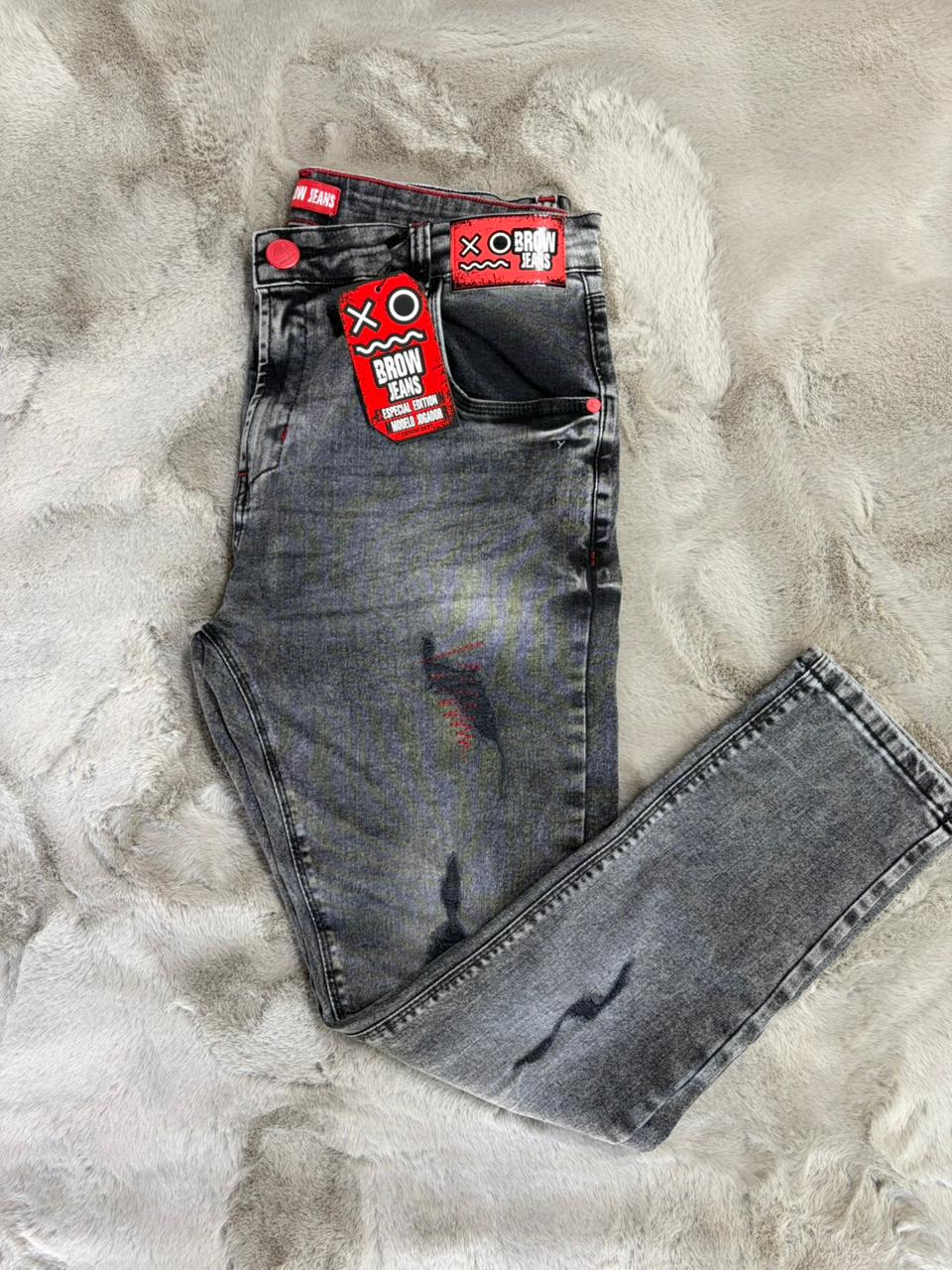 CALÇA JOGADOR BROW JEANS CINZA COM DETALHE VERMELHO 2026
