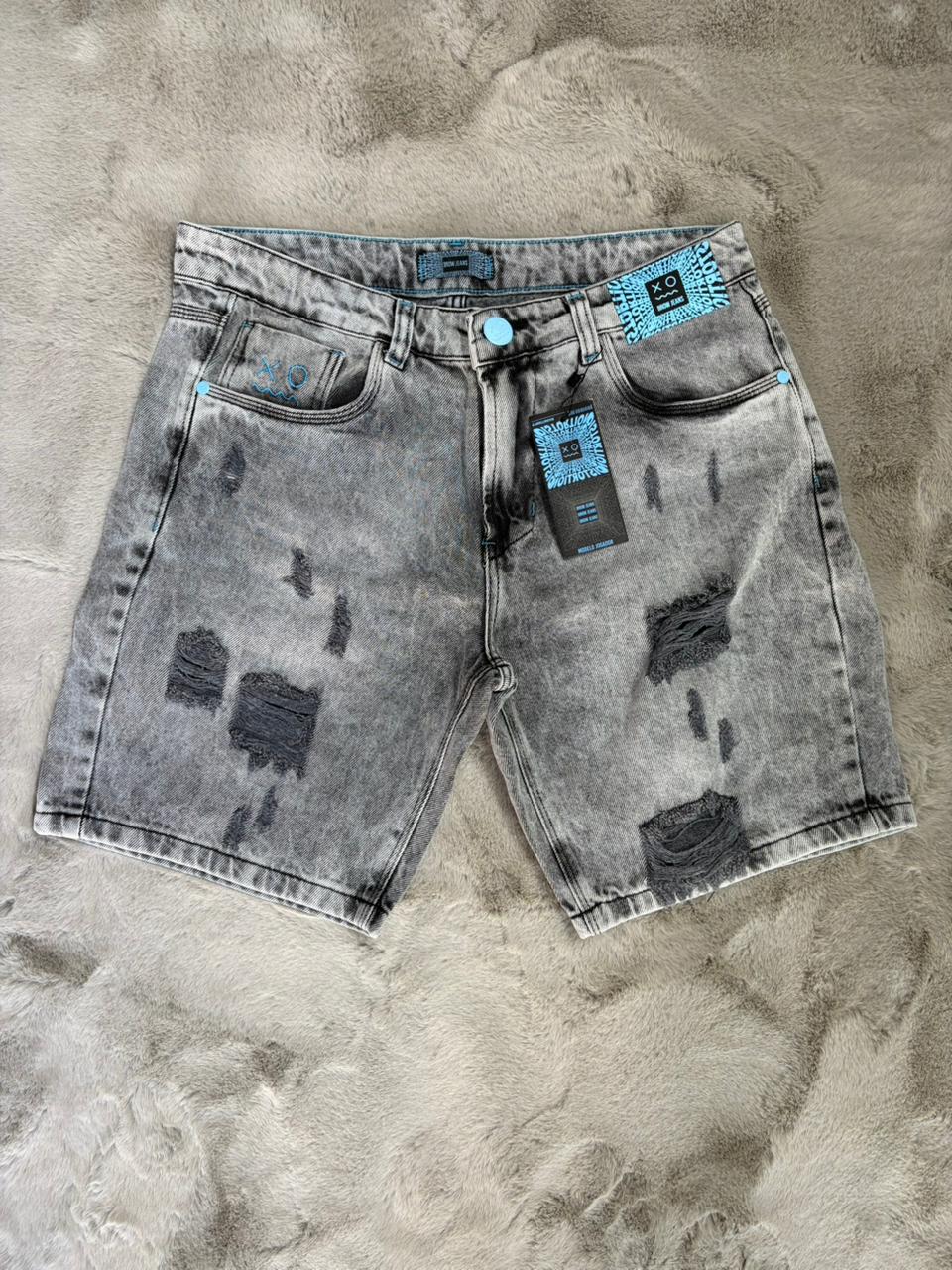 BERMUDA JOGADOR BROW JEANS CINZA BASTANTE DETALHE ( ETIQUETA AZUL )