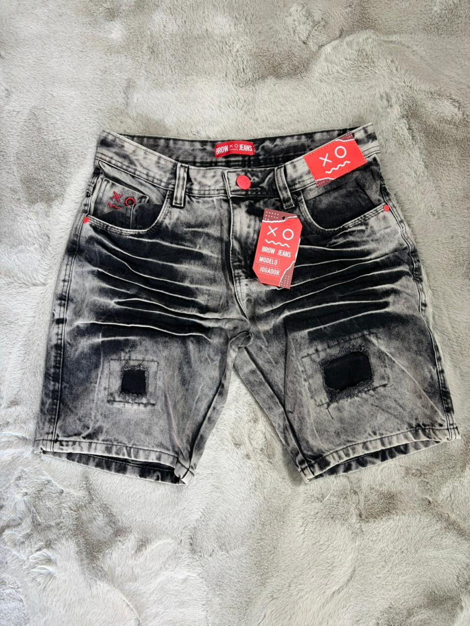 BERMUDA JOGADOR BROW JEANS CINZA COM PRETO (Etiqueta Vermelho)